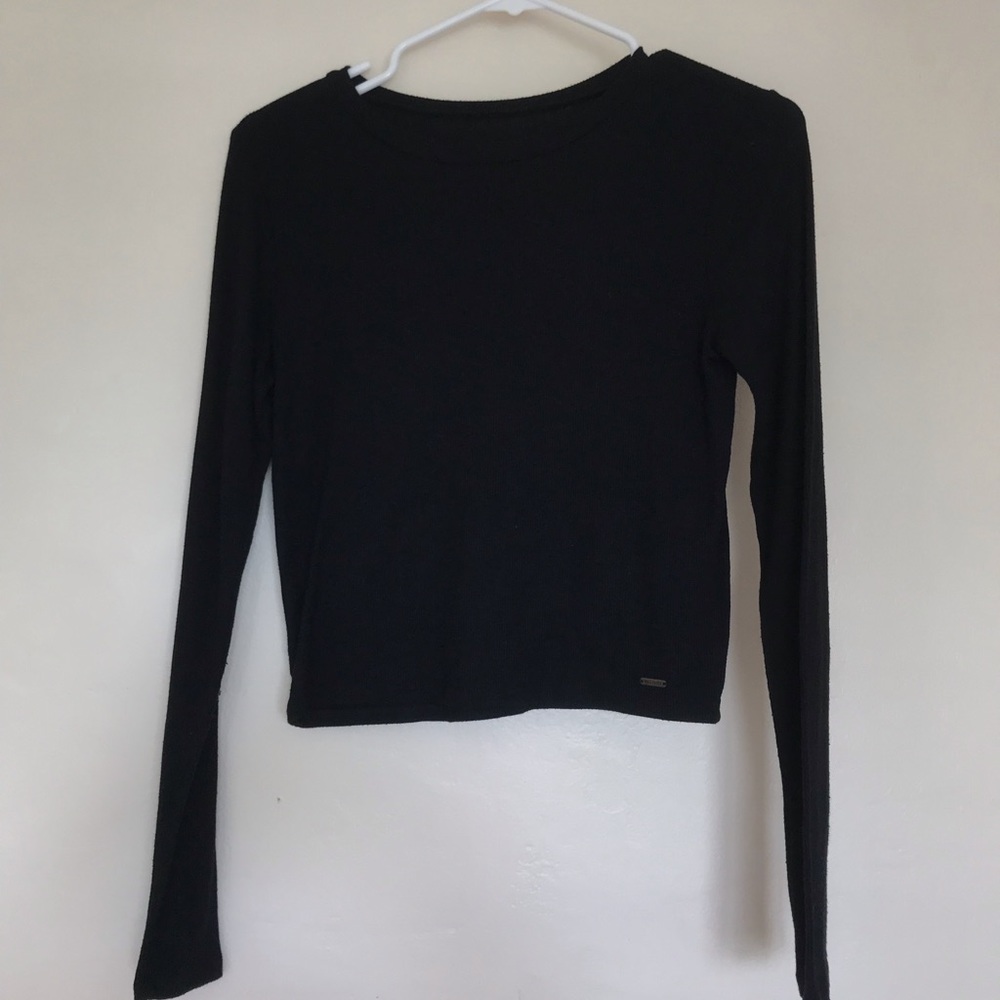 hollister black must have long sleeve cropped top